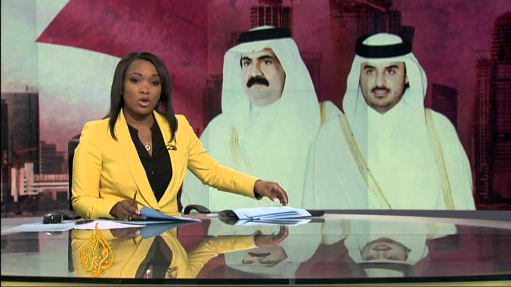 أمير قطري يسلم السلطة إلى ابنه