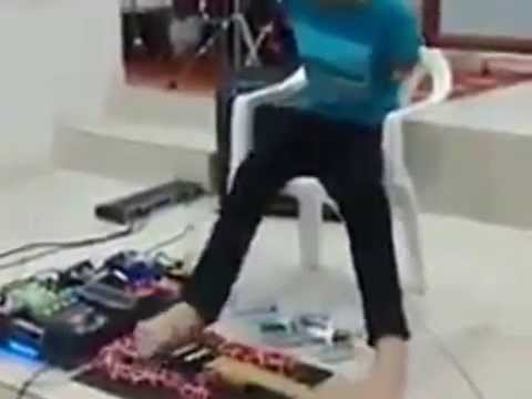 Bermain gitar dengan kaki! wouww