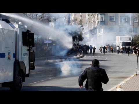 İzinsiz Nevruz gösterileri İstanbul ve Diyarbakır'ı savaş alanına çevirdi