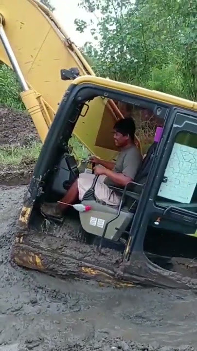Eskavator Telolet Walau dalam Lumpur #shorts