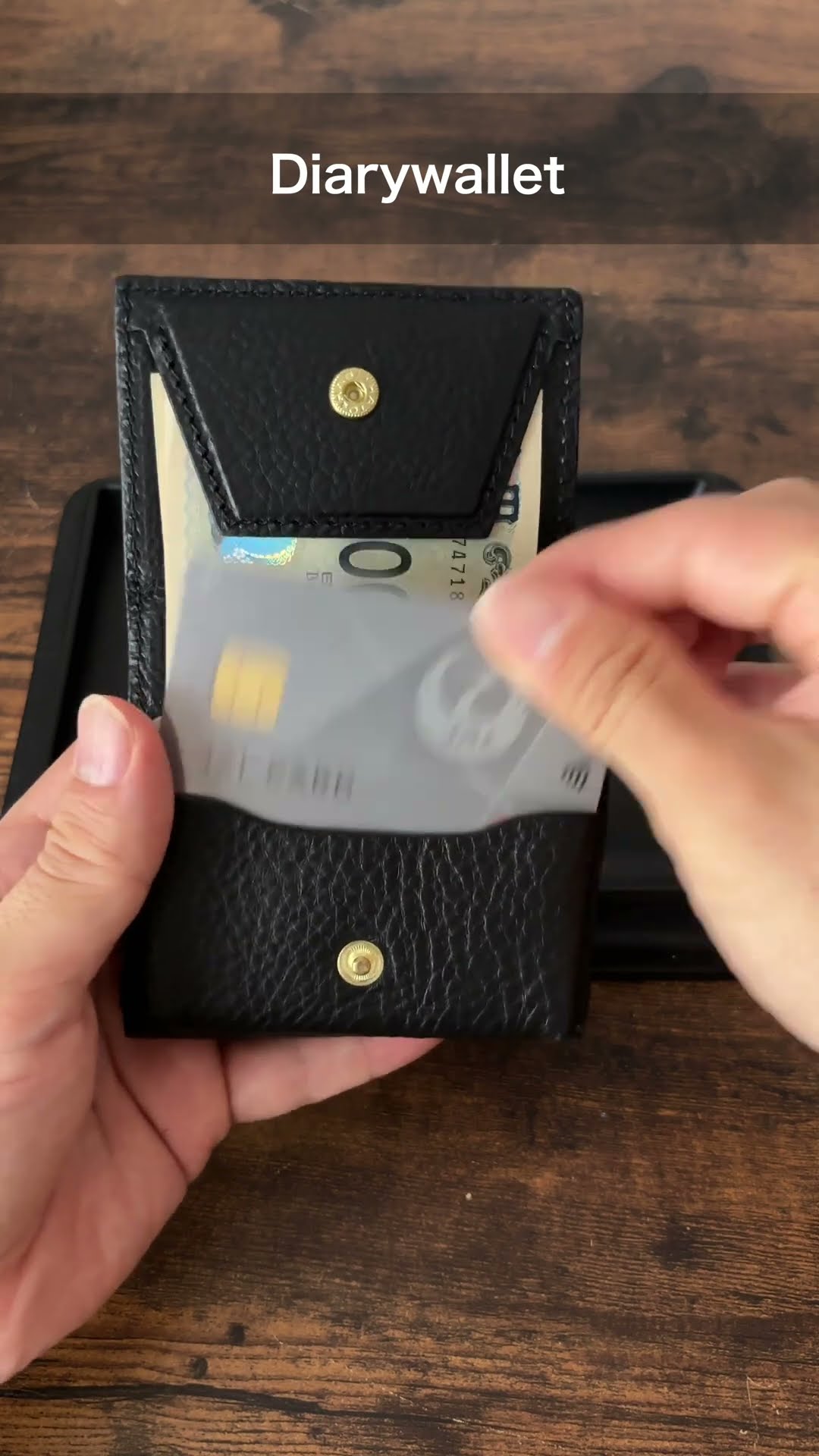 まるで本のようなコンパクトでおしゃれな三つ折り財布 #wallet #革財布