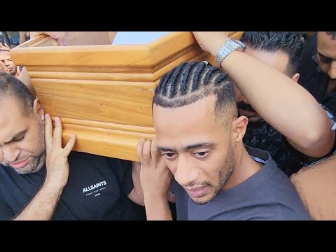 كلكم منافقين وقع من طوله ومحدش من الفنانين حضر غيرواحد بس لن تصدق ما فعله محمد رمضان اثناء وداع الاب