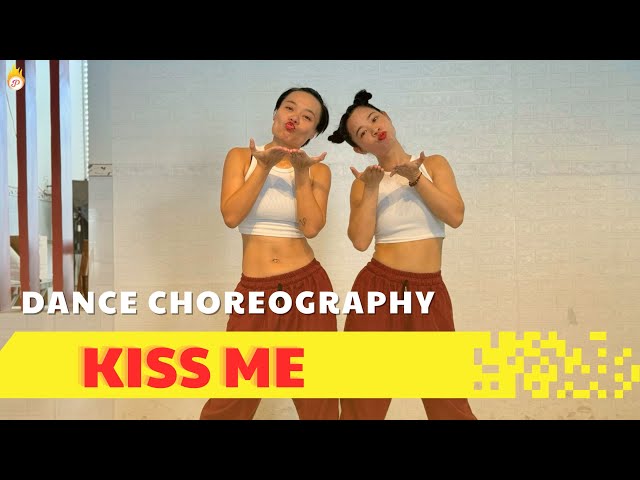 KISS ME REMIX - Thuỷ Tiên | Dance Trend | Dance Choreography | by Leyna u0026 Zenny class=