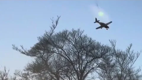 Video shows plane falling with parachute in Washington State