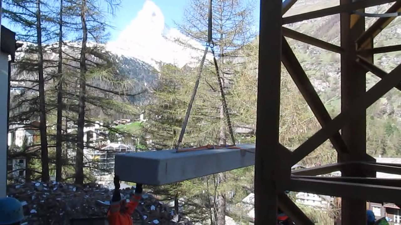 Helikopter Kranmontage / crane erection with helicopter in swiss mountains zermatt