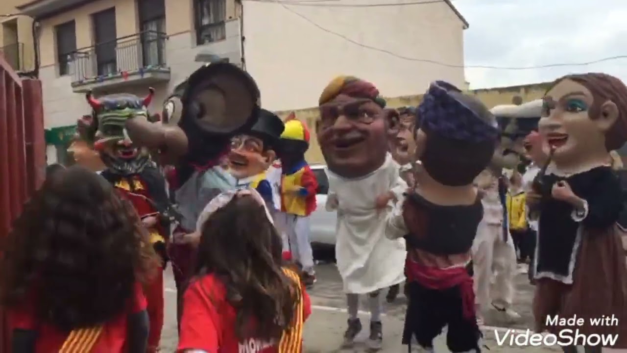 cabezudos monzalbarba junto a la coordinadora de comparsas de Zaragoza ( 7 de marzo )