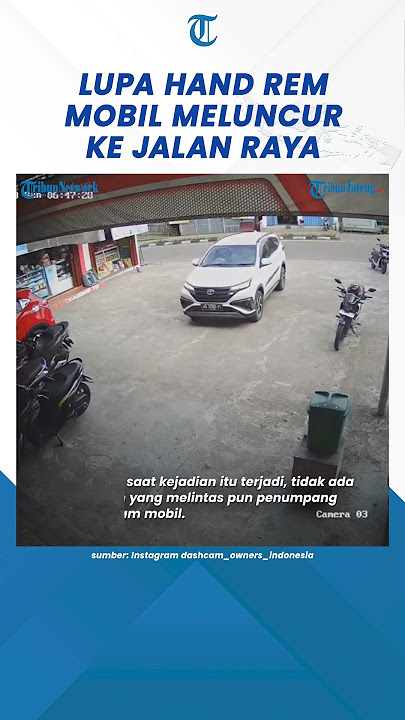 Detik-detik Mobil Meluncur ke Jalan Raya Gegara Lupa Hand Rem, Emak-emak Panik #shorts