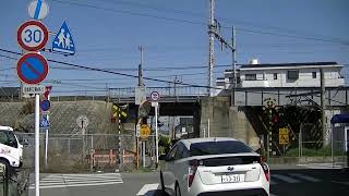 00983　ＪＲ西日本上島（うえしま）踏切　ＪＲ阪和線の高架下の踏切