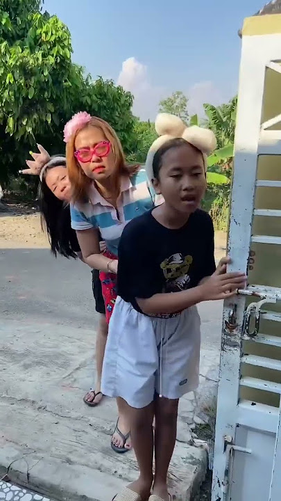 Hilarious and crazy video @nyaikembang1nyaikembang1 /turns out to be her father 😬🤣