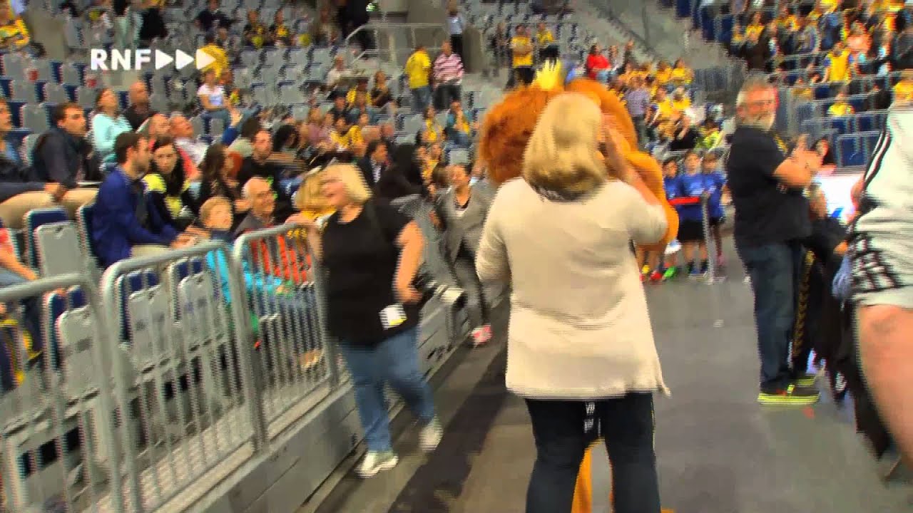 ⁣Die Anheizer in der SAP Arena: Kevin Gerwin und Maskottchen Conny