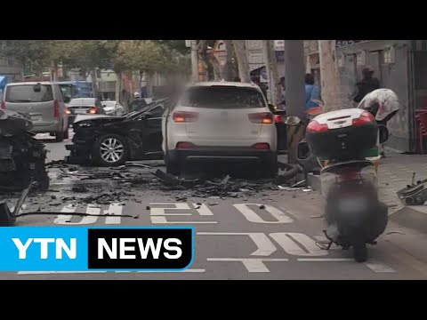 중앙선 넘어 차량 2대 충돌...운전자 사망 / YTN