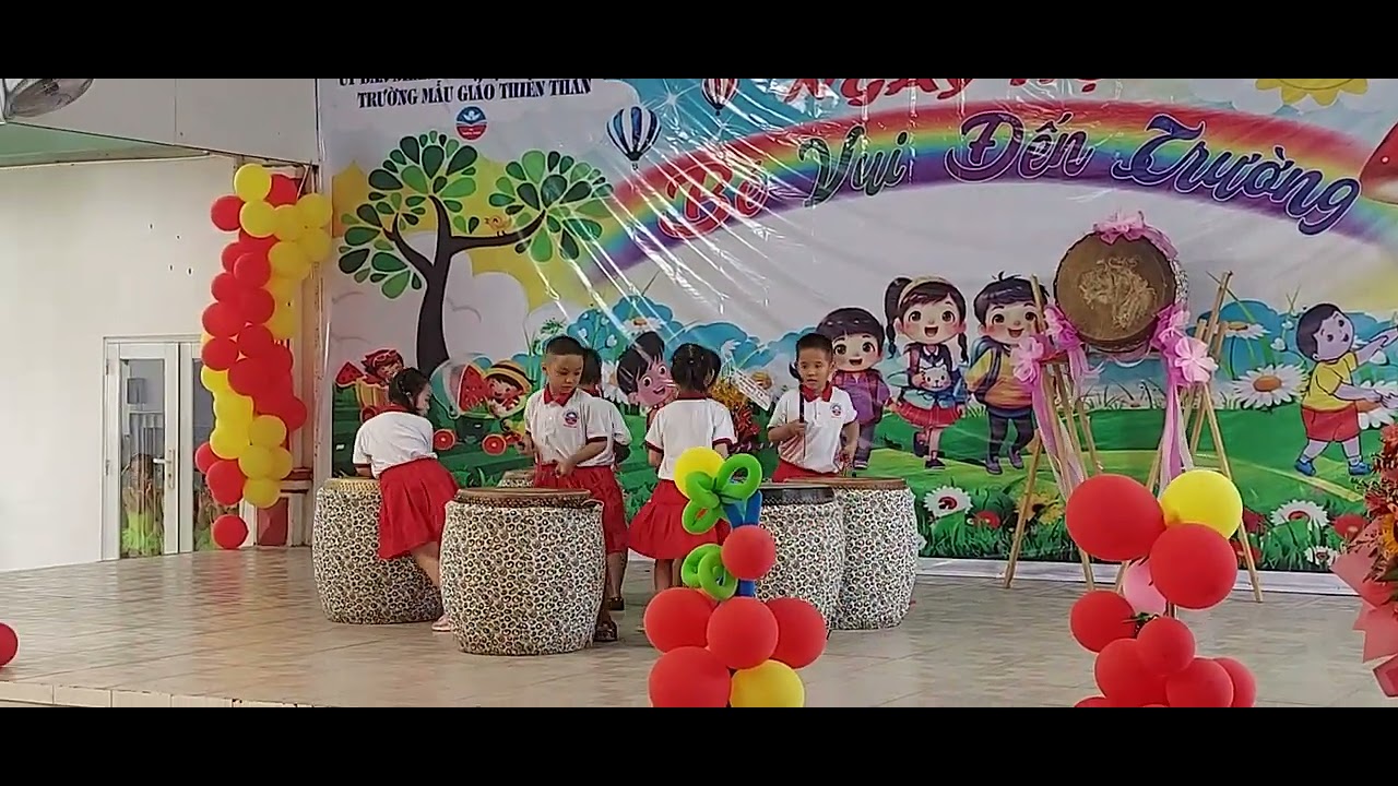 con trai đánh trống khai giảng năm học mới