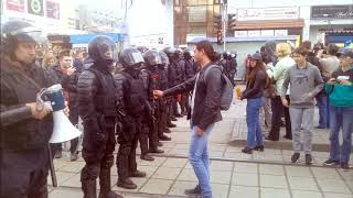 ДВОЕ МИТИНГУЮЩХ ИЗБИЛИ ПОЛИЦИОНЭРОВ ДВОЕ МИТИНГУЮЩХ ИЗБИЛИ ПОЛИЦИОНЭРОВ