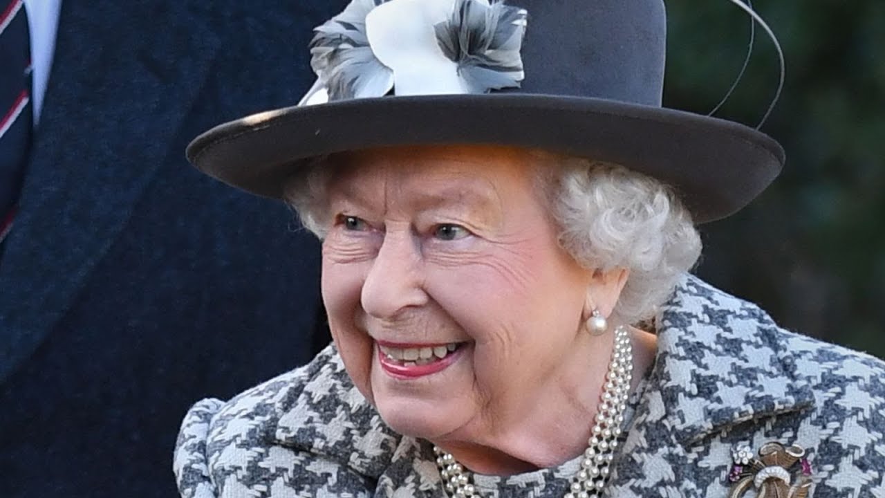 Queen advertises £38K Buckingham Palace planner role on LinkedIn - YouTube