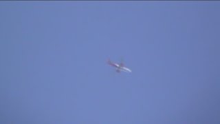 Boeing 737-2Y5 de Avior volando sobre Los Altos Mirandinos