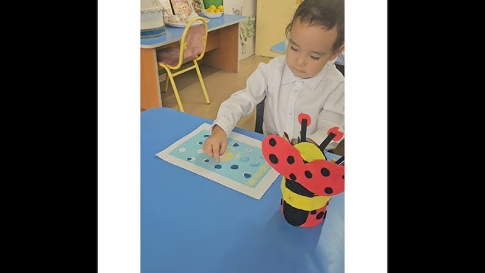 Қожайын құлдың шарларын теуіп, әтешін сауады.