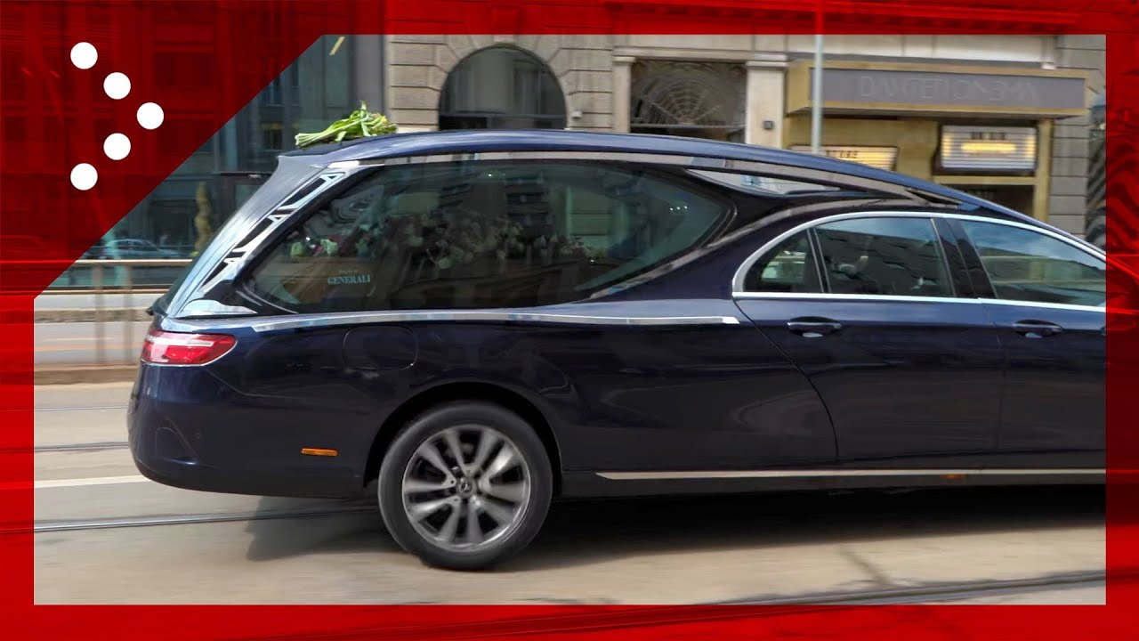 Funerali Berlusconi: il feretro lascia Piazza Duomo e rientra ad Arcore, immagini dalla moto