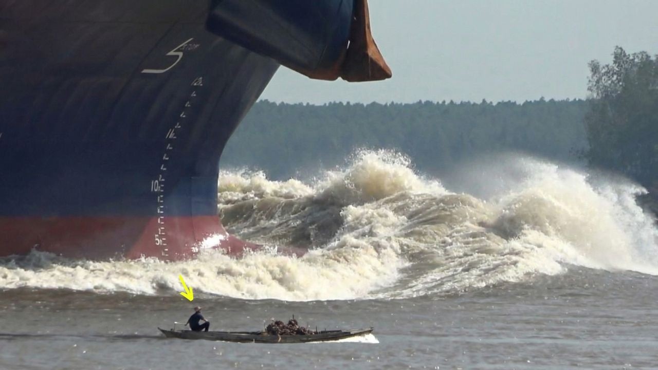 Insane Bow Wave! Container Ship Charges Through the River at Full Speed