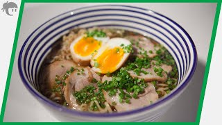 Cuenco tradicional casero de sopa de ramen con huevo, fideos, setas shitake  en una mesa