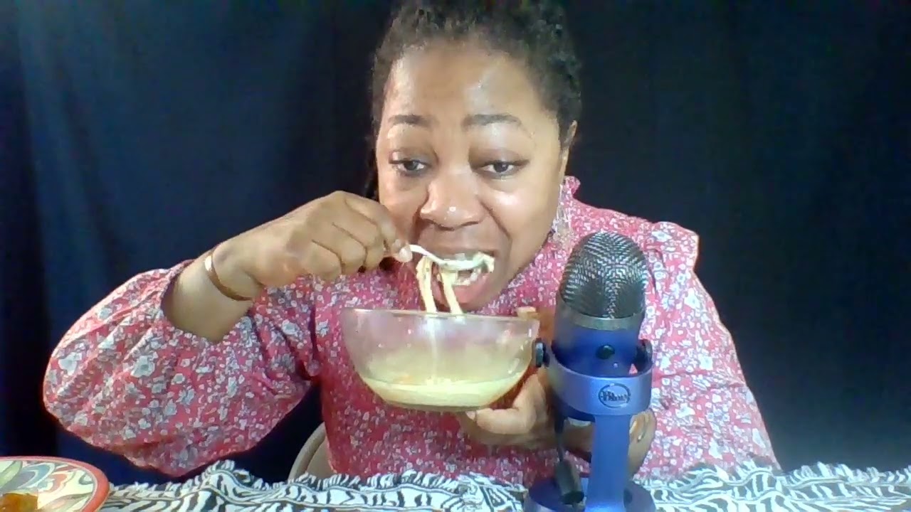 ASMR-видео: я ем куриный суп с лапшой, который я приготовила.