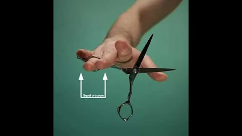 Как правильно держать ножницы для стрижки / How to hold the clipping scissors correctly