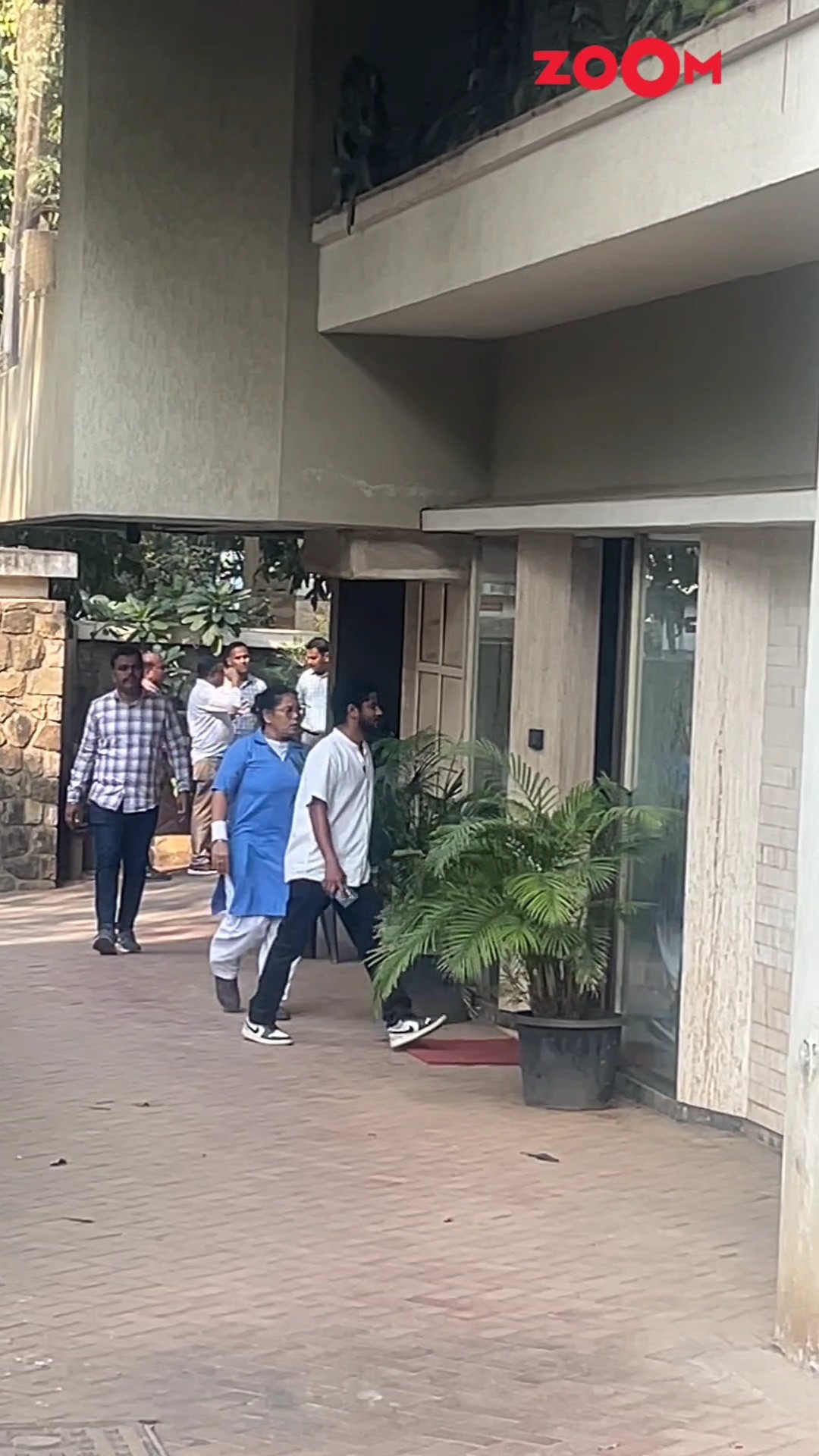 Saif Ali Khan-Kareena Kapoor's Housekeeper spotted at the crime scene #shorts #saifalikhan