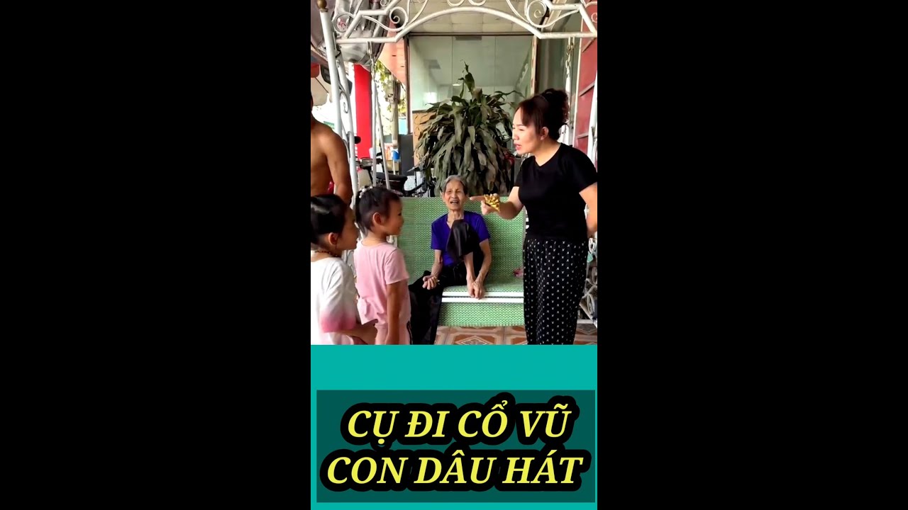 Cụ lẫn đi cổ vũ cho con dâu hát văn nghệ quá đáng yêu