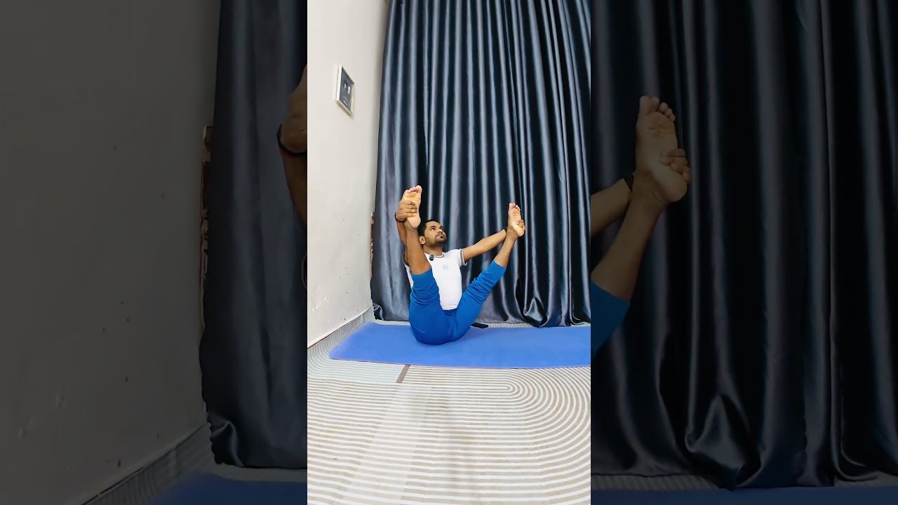 Руки к ногам, наклоненная вверх поза сидя Пада Хаста Урдхва Упавишта Конасана