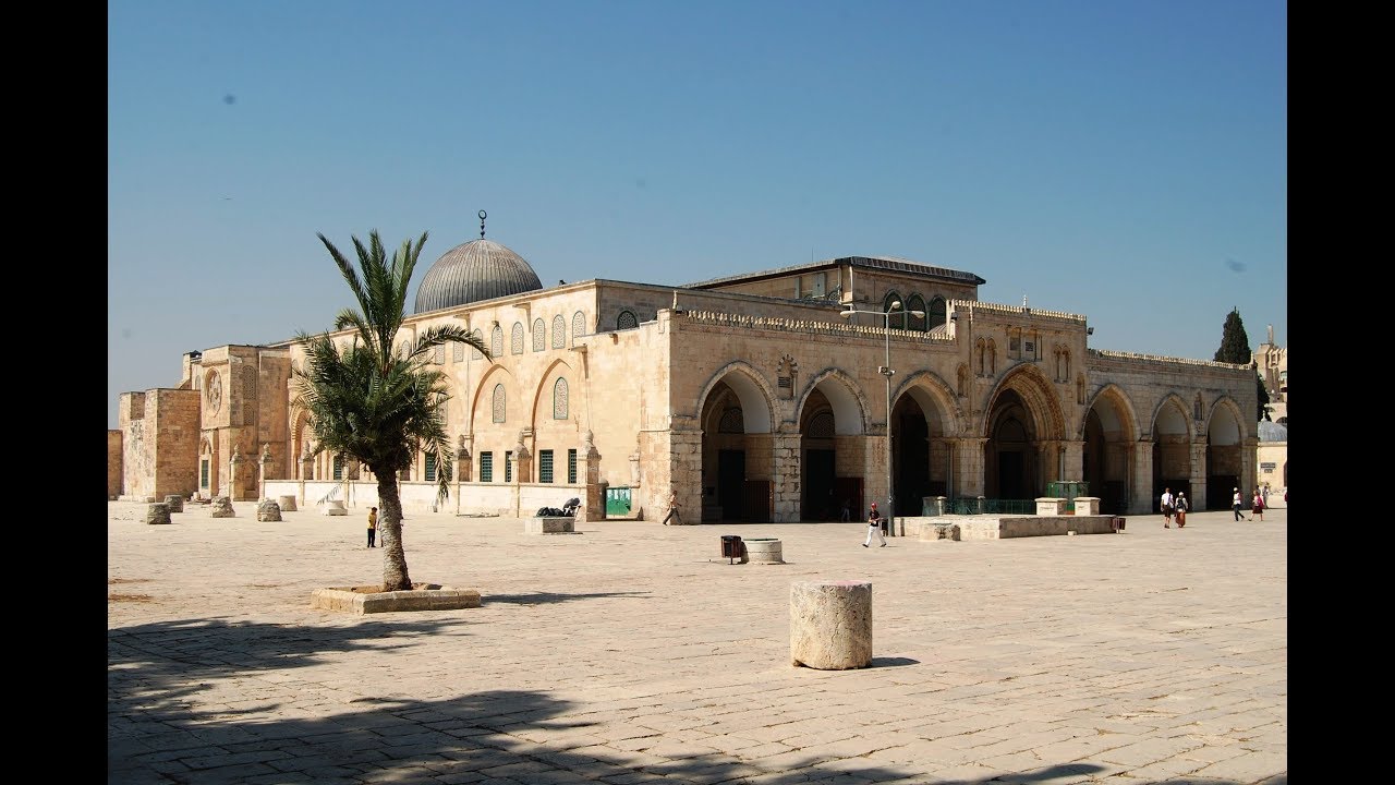 صوت رائع لأذان المغرب في المسجد الأقصى