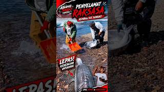 Dua Pria Menyerok Ikan kecil di depan Mulut Monster Storgeon yang mau lepas #fishing #amazing #short