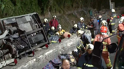 Death Toll Rises to 33 After Taiwan Tour Bus Overturns - DayDayNews