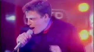 Video thumbnail of "suggs cecilia on top of the pops"