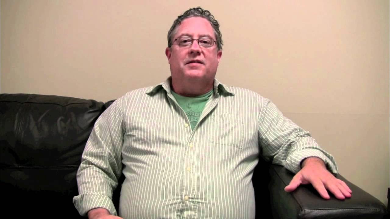 Nurse talks about surgery with Dr. Alvarez Weight Loss Surgery