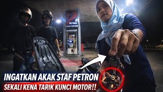 Download Lagu GENG MOTOR TERKEJUT AKAK POLIS CABUT KUNCI MASA ISI MINYAK DI STESEN MINYAK  MP3