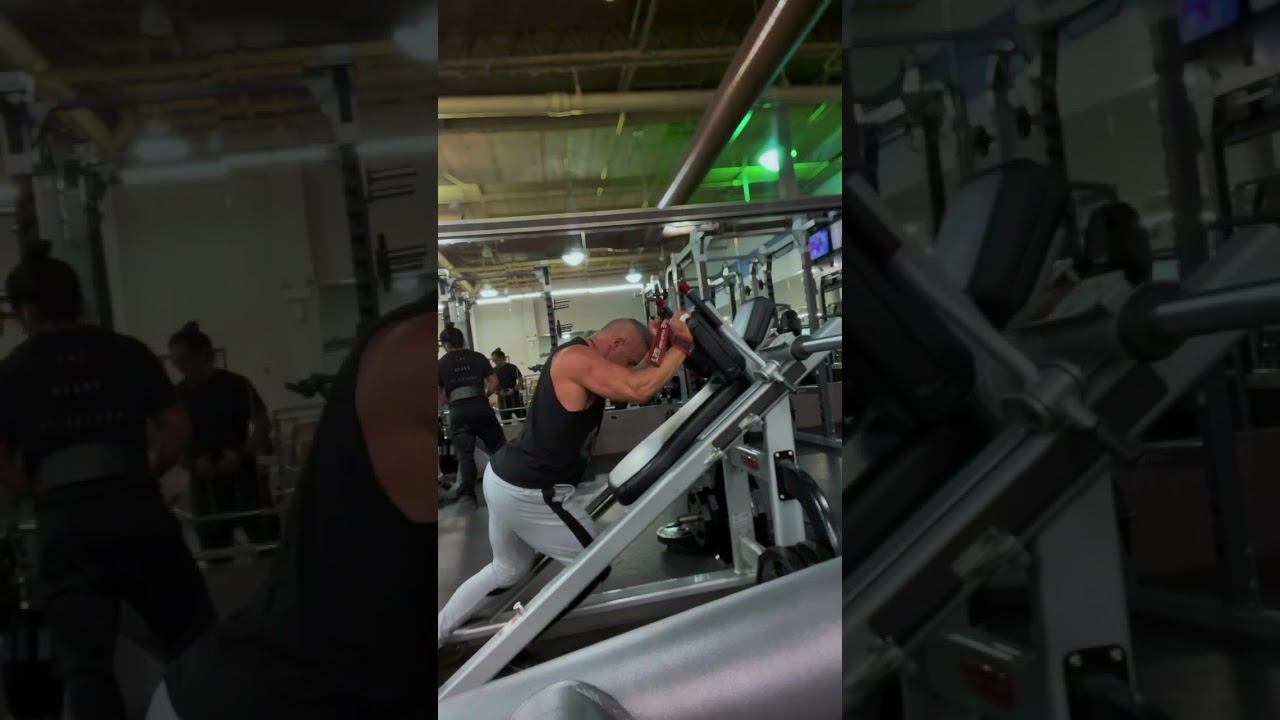 Shoulder presses on the Hack squat are a great way to focus in on the front delt. Stay light #fit