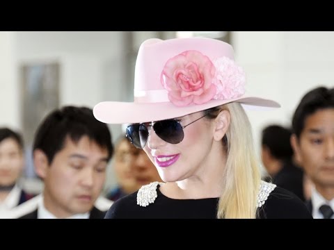 LADY GAGA Arrives In Japan & Greets Fans! レディー・ガガ、２年ぶり来日！空港でファンサービス