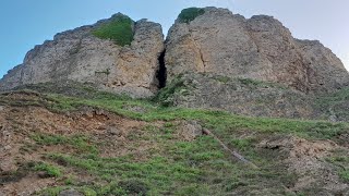 What's inside this cliffside cravice    🤔🤔🤔 nobody knows! 🤔 🤔🤔 - Great Orme