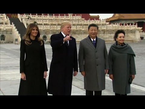 Video: La Moglie Di Trump Indossa Un Abito Blu Come Jackie O