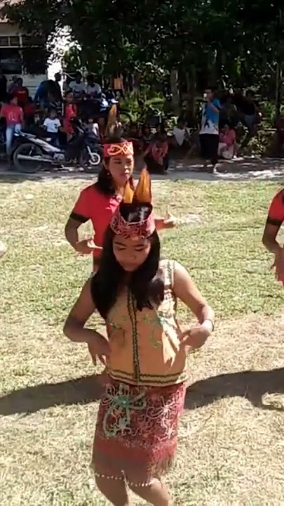 Tarian Penyambutan Dari Gadis Kalimantan Barat