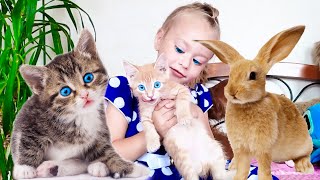 Кира играет с мамой кошкой, котятами и крольчатами | Котята Киры бейби шовер