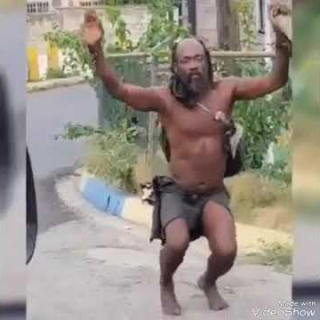 Kocak anjir orang gila joget di tengah jalan