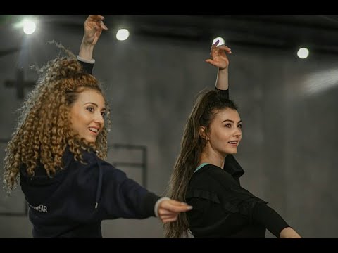 Çisil Sıkı & Burcu Özberk Dance