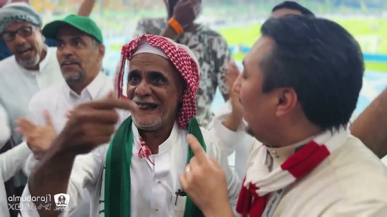 رابطة مشجعي النادي الأهلي العم عاطي المورقي درعًا تذكاريًا نظير جهوده وعطائه لأكثر من ٤٠ سنة