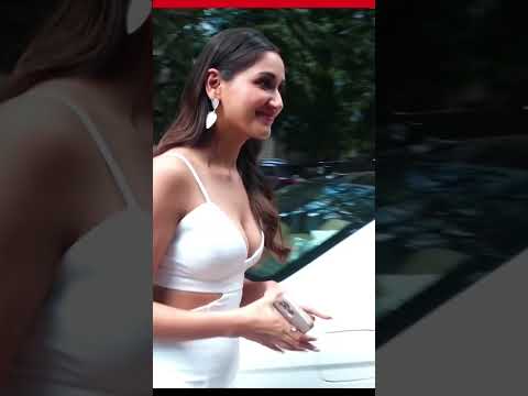nikita dutta hot cleavage boobs #25