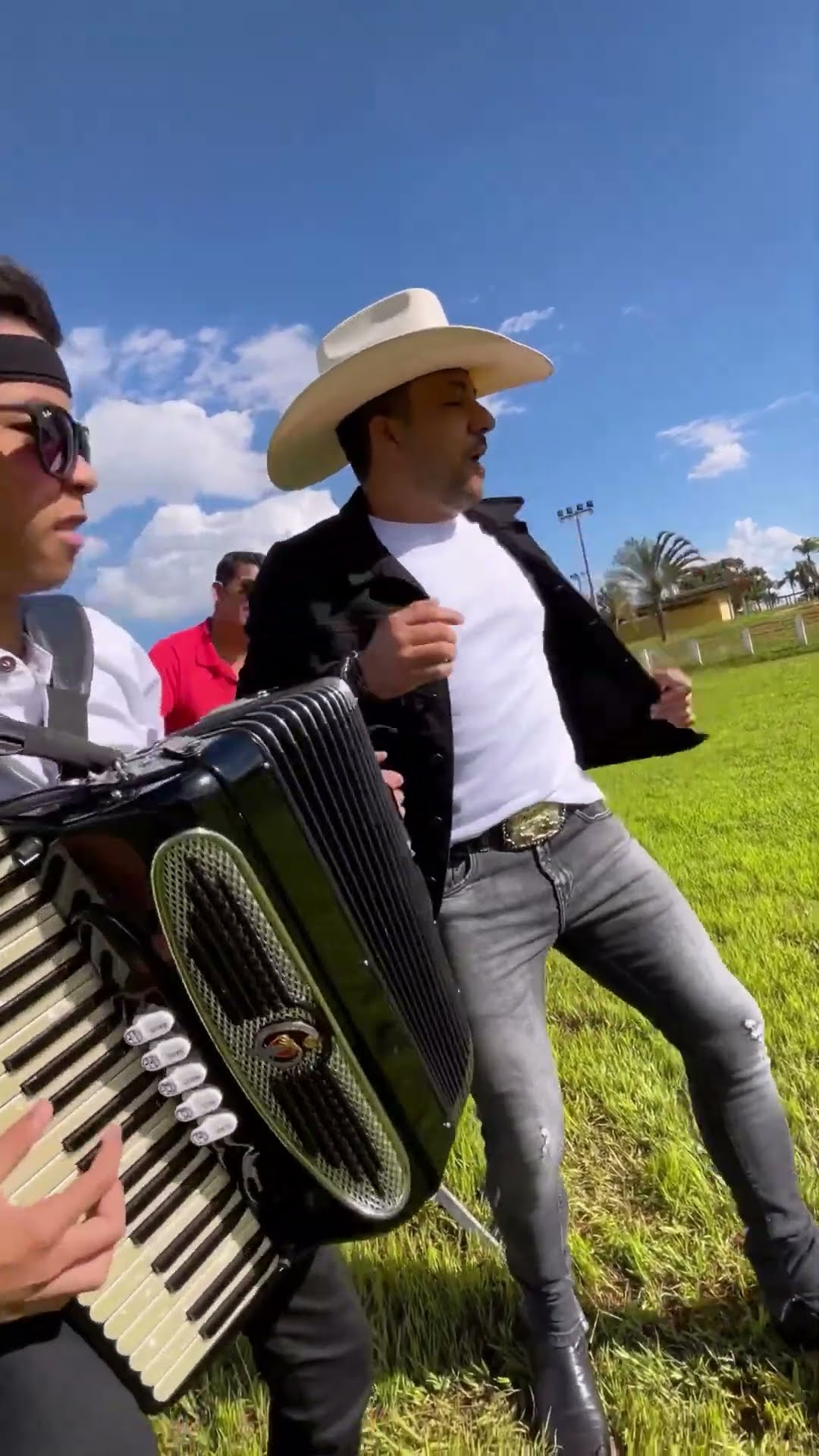 O fenômeno das comitiva vem chegando com tudo com a música forró do meu Goiás #boanoiteee #leaozi