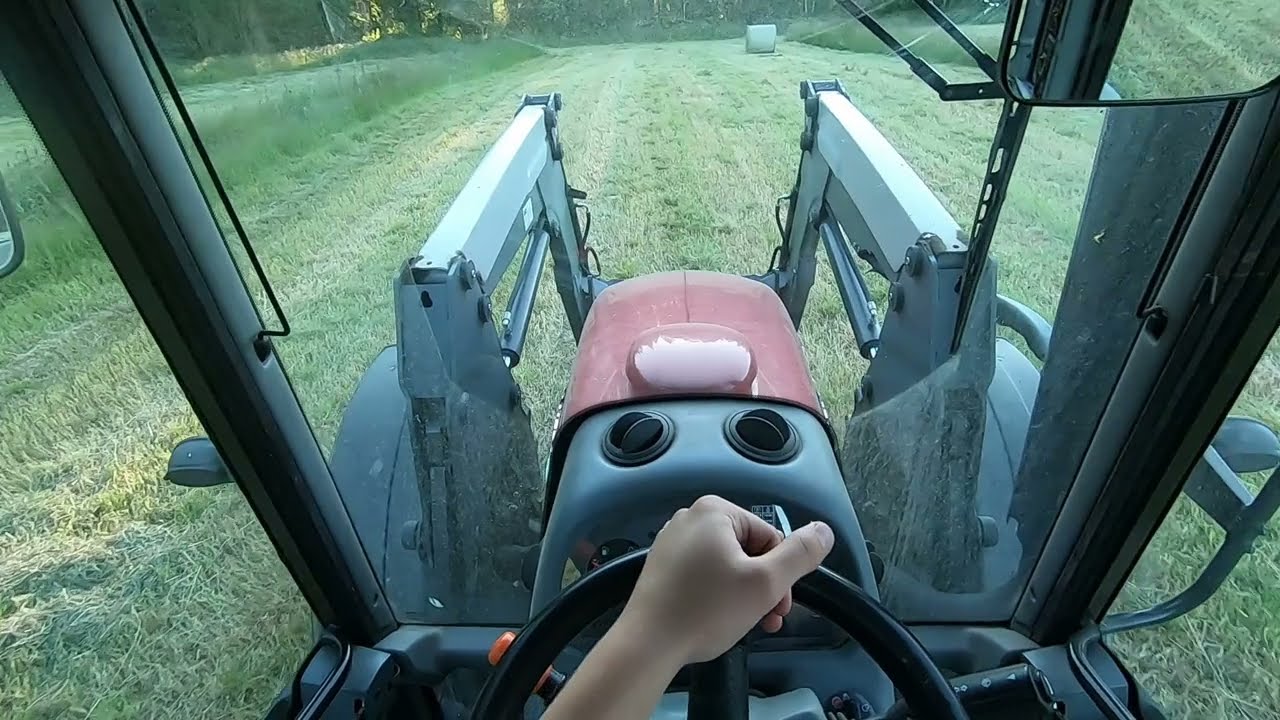 Kuivanheinän tekoa 2021 | Paalien kantoa käärijälle/ Valtra a93