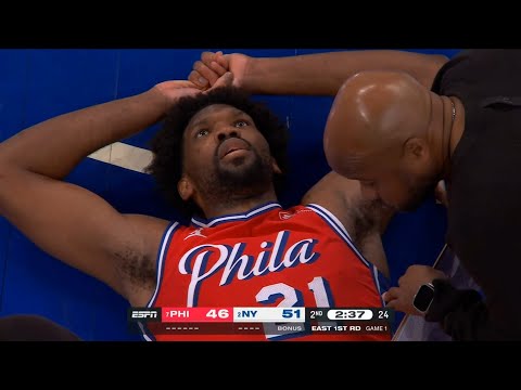 Joel Embiid insane self oop off glass for poster dunk but hurts his knee again 😬