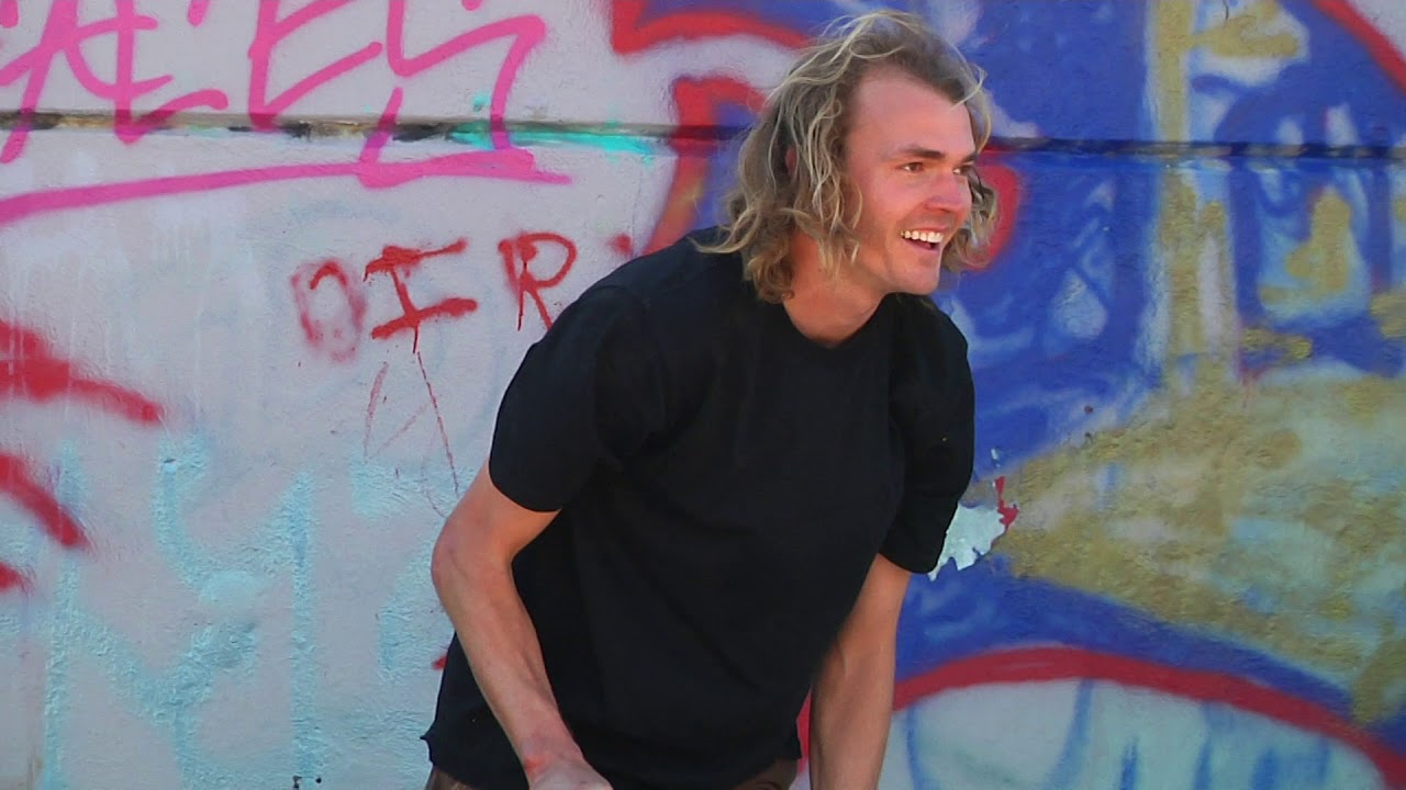 Рисую на стенах на голове кархарт песня