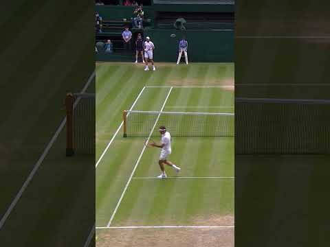 Roger Federer Applauds Incredible Steve Johnson Forehand 👏