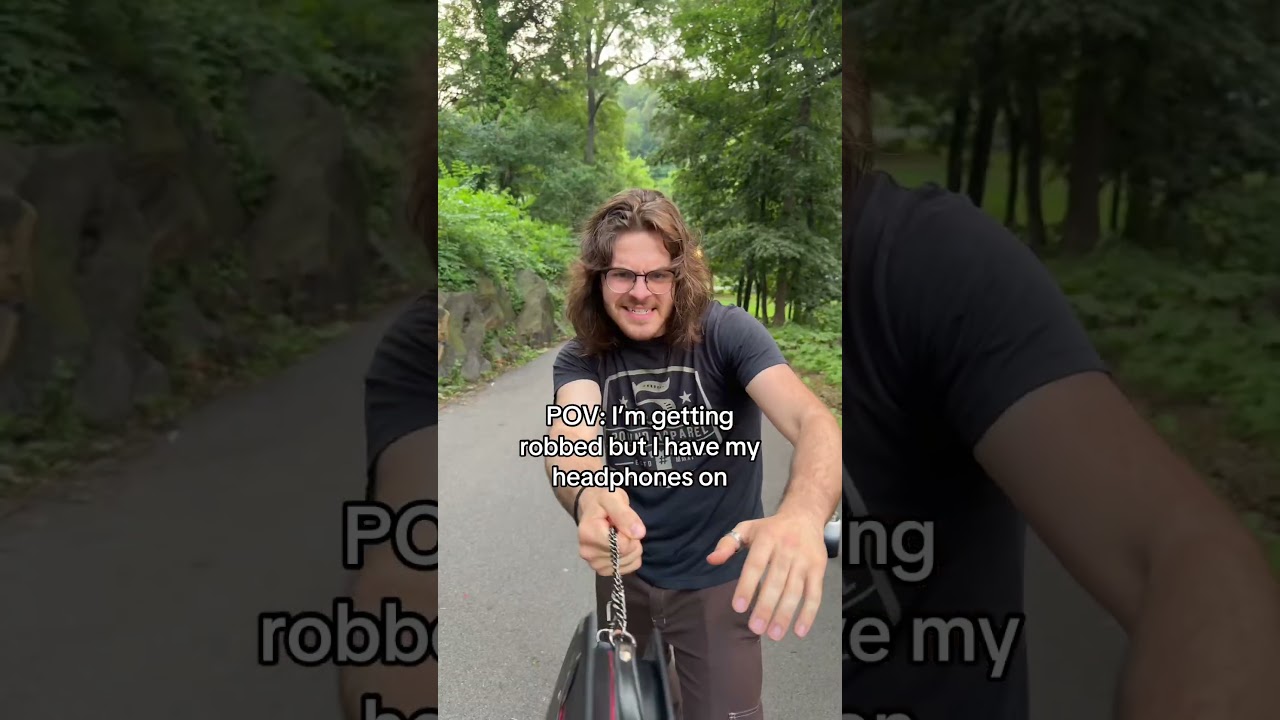 Getting Robbed but I have my Headphones On🎧 #sajaboys #kpopdemonhunter #sodapop #kpop #relatable